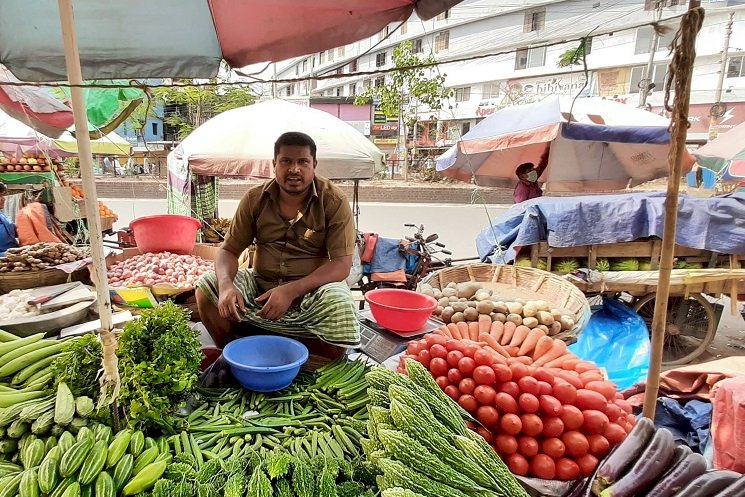 ‘তরকারি লইয়া বইয়া আছি কাস্টমার নাই’