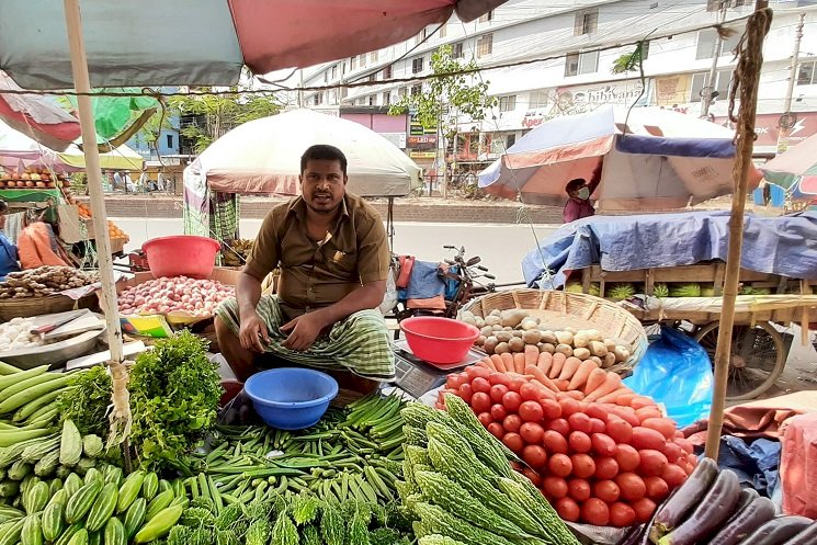 ‘তরকারি লইয়া বইয়া আছি কাস্টমার নাই’