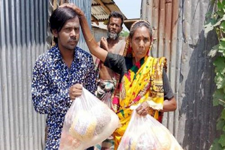 ইফাতার সামগ্রী নিয়ে ৩শ' পরিবারের পাশে হিরো আলম