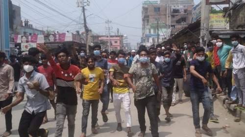 ইউএনও-পুলিশকে লক্ষ্য করে ব্যবসায়ীদের ইটপাটকেল নিক্ষেপ