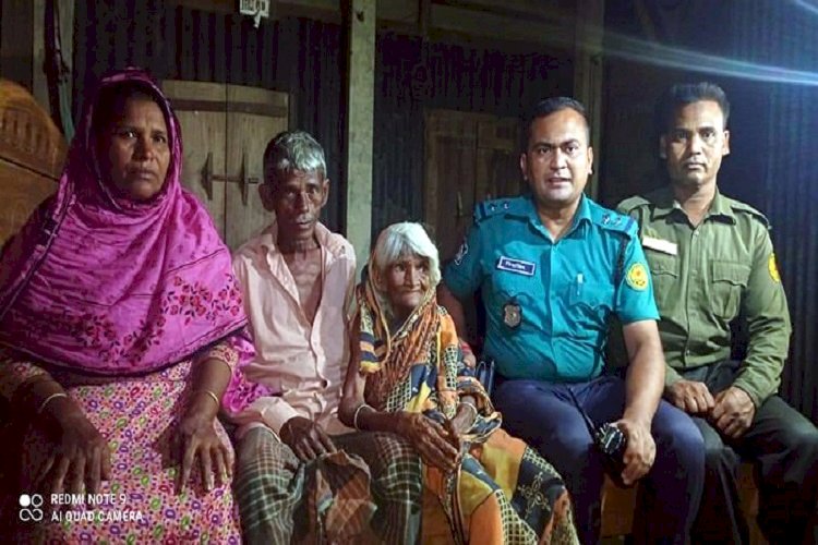 শতবর্ষী বৃদ্ধাকে পরিবারের কাছে ফিরিয়ে দিল পুলিশ
