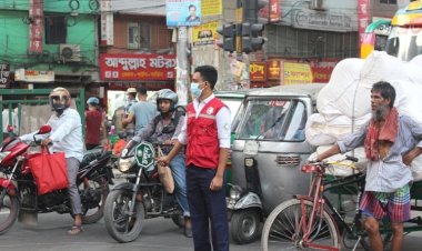 রাজধানীর যানযট নিরসনে ট্রাফিক পুলিশকে সহায়তা করছে রেড ক্রিসেন্টের স্বেচ্ছাসেবকরা