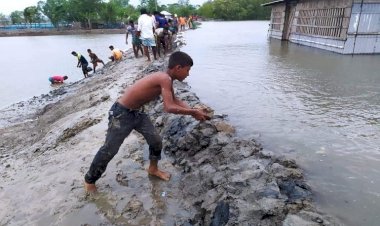 জলোচ্ছ্বাসে সাতক্ষীরার উপকূলীয় ১০ হাজার বাড়ি-ঘর বিধ্বস্ত