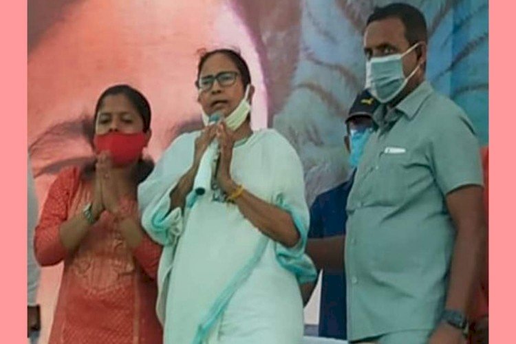 উঠে দাঁড়ালেন মমতা, হাঁটলেন চিরচেনা ভঙ্গিতে