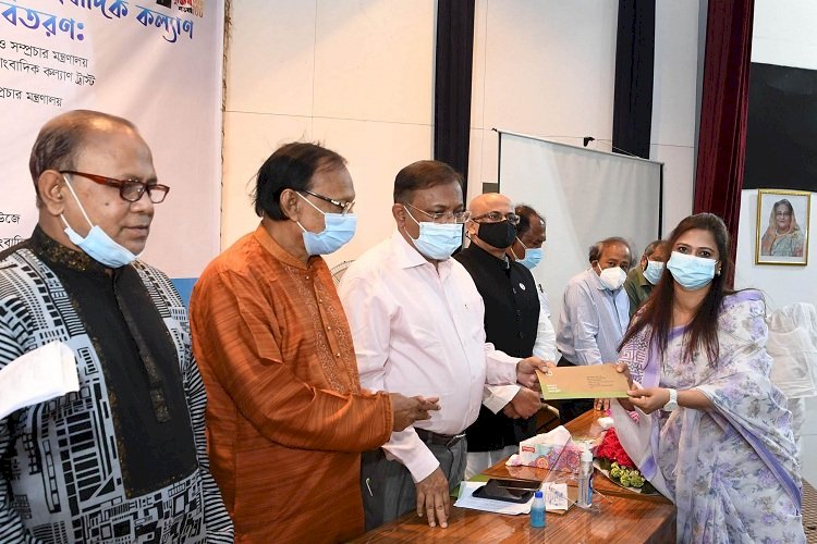 সরকারের সমালোচক দু:স্থ সাংবাদিকের জন্যও সহায়তা