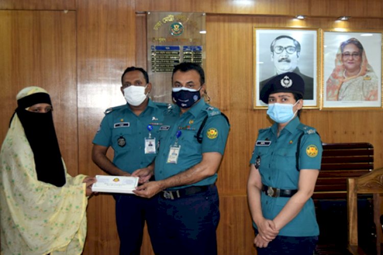 করোনাযুদ্ধে শহীদ দুই পুলিশ সদস্যের পরিবারকে আর্থিক অনুদান ডিএমপির