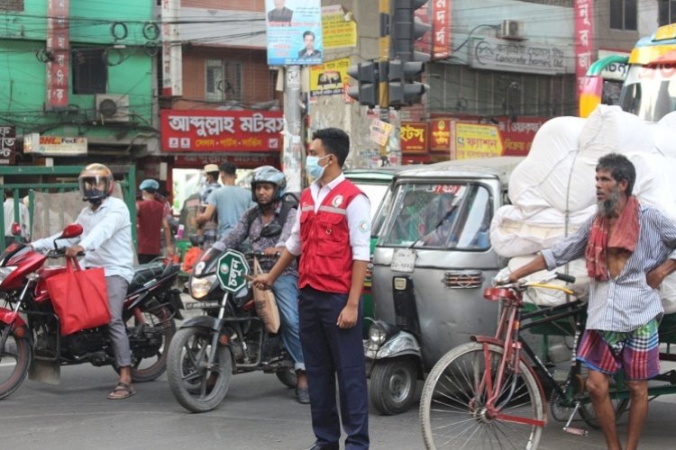 রাজধানীর যানযট নিরসনে ট্রাফিক পুলিশকে সহায়তা করছে রেড ক্রিসেন্টের স্বেচ্ছাসেবকরা
