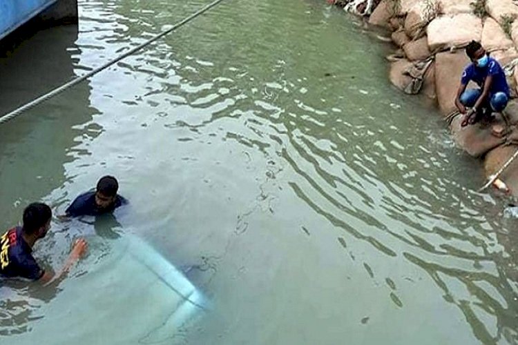 ফেরিতে উঠতে না পেরে পদ্মায় ডুবলো মাইক্রোবাস