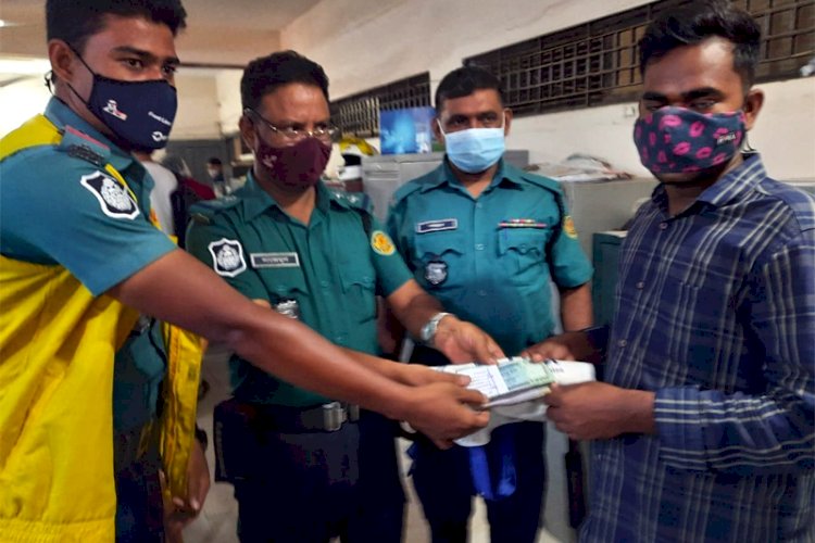 কুড়িয়ে পাওয়া টাকা মালিককে ফিরিয়ে দিলো পুলিশ