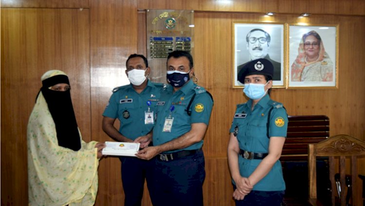 করোনাযুদ্ধে শহীদ দুই পুলিশ সদস্যের পরিবারকে আর্থিক অনুদান ডিএমপির