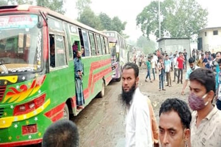 ঢাকায় ফেরা যাত্রীদের ঠেকাতে সিরাজগঞ্জে শতাধিক বাস আটক
