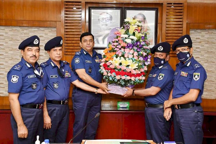 দেশ ও জনগণের কল্যাণে নিবিড়ভাবে কাজ করুন