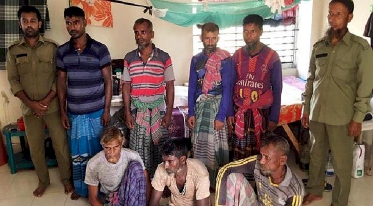 মধুতে ভেজাল দেওয়ার অভিযোগে ১৫ বস্তা চিনিসহ ৭ মৌয়াল আটক