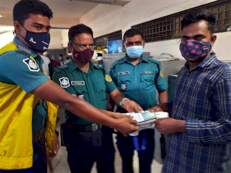 কুড়িয়ে পাওয়া টাকা মালিককে ফিরিয়ে দিলো পুলিশ