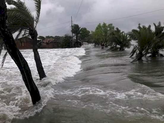 বেড়িবাঁধ ভেঙ্গে ঝুঁকিতে খুলনার উপকূলের বাসিন্দারা