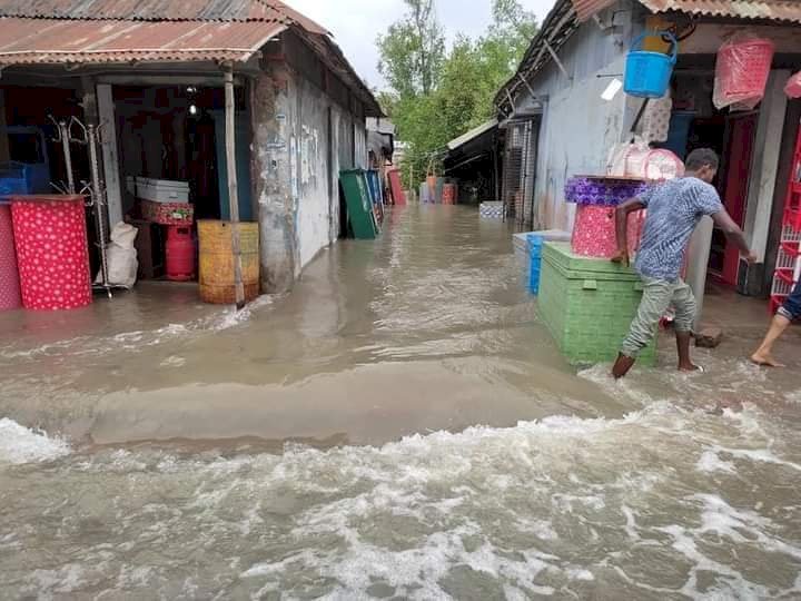ঘূর্ণিঝড় ‘ইয়াস’: সাতক্ষীরায় শতশত গ্রাম ও চিংড়ী ঘের প্লাবিত