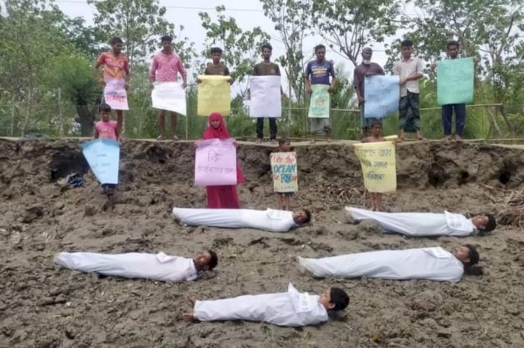 কাফনের কাপড় পরে বেড়িবাঁধের দাবিতে অবস্থান কর্মসূচি