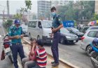 হঠাৎ অসুস্থ বাইক চালকের চিকিৎসায় ট্রাফিক পুলিশ