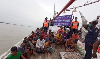 ডুবে যাওয়া ট্রলার থেকে ২১ জন জীবিত উদ্ধার, নিখোঁজ ৩