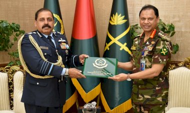 সেনাবাহিনী প্রধানের সাথে ভারতীয় বিমান বাহিনী প্রধানের সৌজন্য সাক্ষাৎ