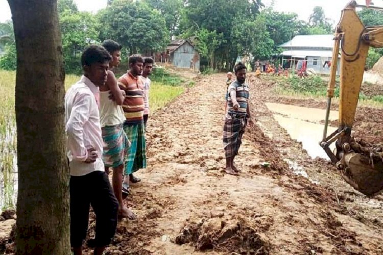 নেত্রকোনায় নিজেদের টাকায় রাস্তা বানালো গ্রামবাসী