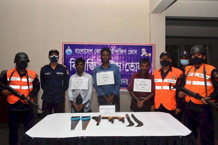 মেঘনায় কোস্টগার্ড-জলদস্যু গোলাগুলি, আটক ৩
