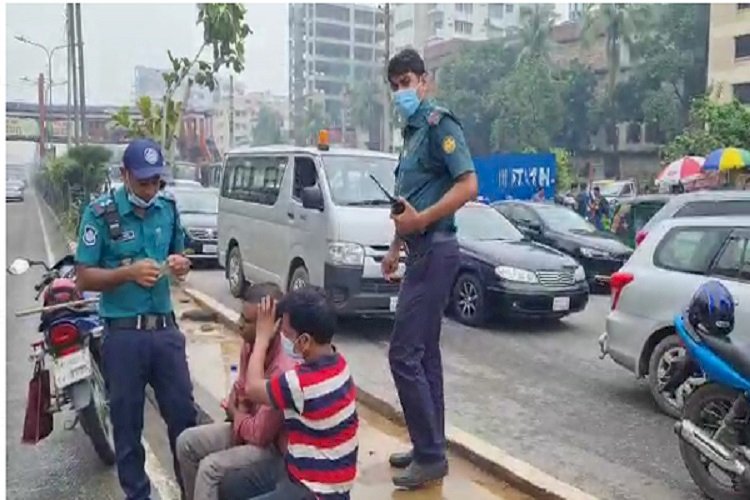 হঠাৎ অসুস্থ বাইক চালকের চিকিৎসায় ট্রাফিক পুলিশ