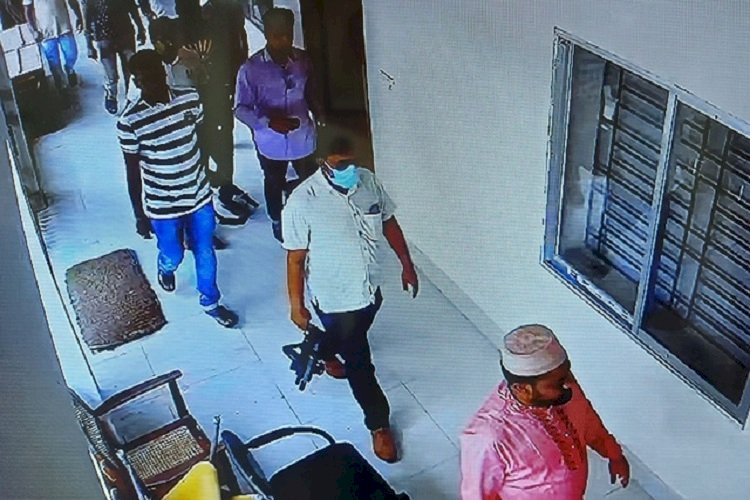 পাবনায় গণপূর্তের কার্যালয়ে আওয়ামী লীগ নেতাদের সশস্ত্র মহড়া!