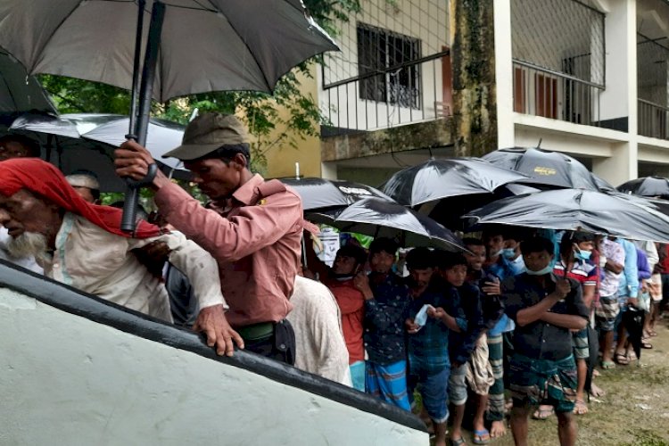 ইউপি নির্বাচন : বৃষ্টি উপেক্ষা করে ভোটারদের দীর্ঘ সারি