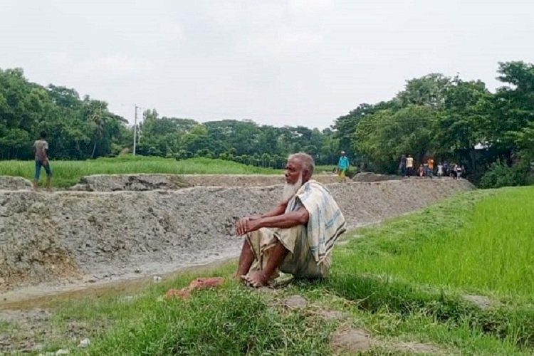 খাল ভরাট : শঙ্কায় কৃষক পরিবার