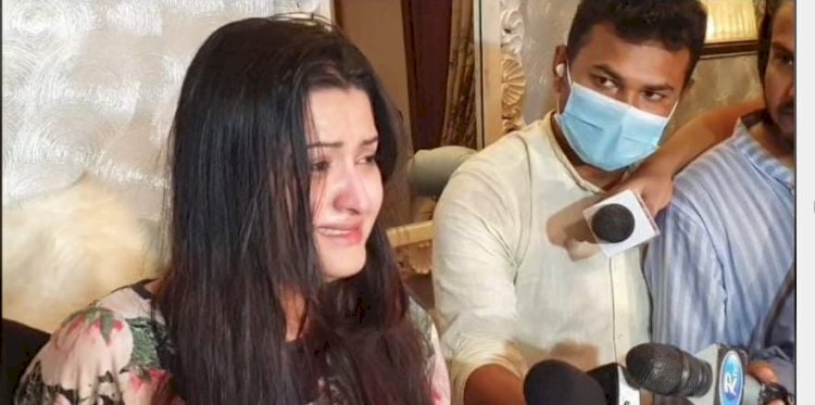 নাসির জোরপূর্বক শারীরিক সম্পর্ক গড়ার চেষ্টা করে