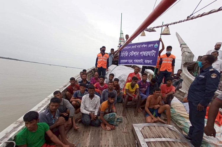 ডুবে যাওয়া ট্রলার থেকে ২১ জন জীবিত উদ্ধার, নিখোঁজ ৩
