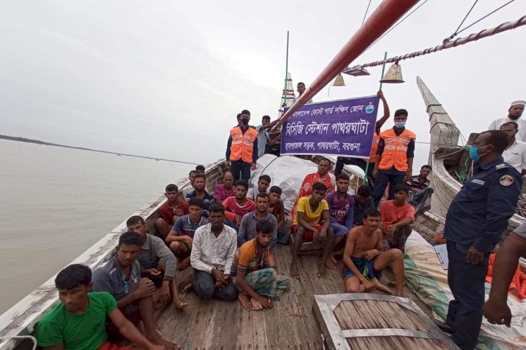 ডুবে যাওয়া ট্রলার থেকে ২১ জন জীবিত উদ্ধার, নিখোঁজ ৩