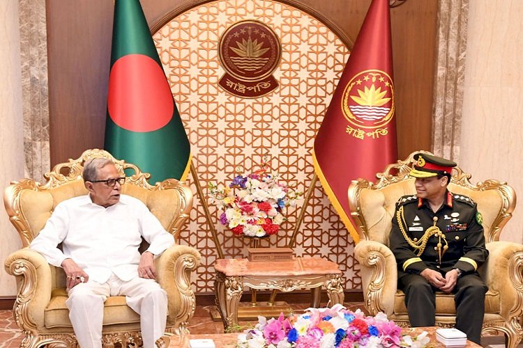 সেনাবাহিনীকে জনগণের পাশে দাঁড়ানোর আহ্বান রাষ্ট্রপতির