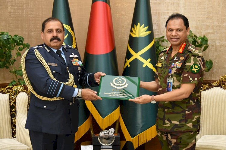 সেনাবাহিনী প্রধানের সাথে ভারতীয় বিমান বাহিনী প্রধানের সৌজন্য সাক্ষাৎ