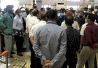 বিমানবন্দরে যাত্রীদের বিক্ষোভ, বাড়ি ফিরতে চায় তারা