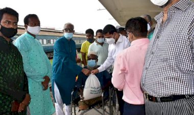 খুলনায় দরিদ্রদের মাঝে প্রধানমন্ত্রীর উপহার বিতরণ