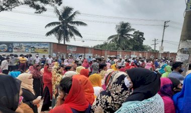 সড়ক অবরোধ : তারিখ নয় বেতন ভাতা চায় শ্রমিকেরা