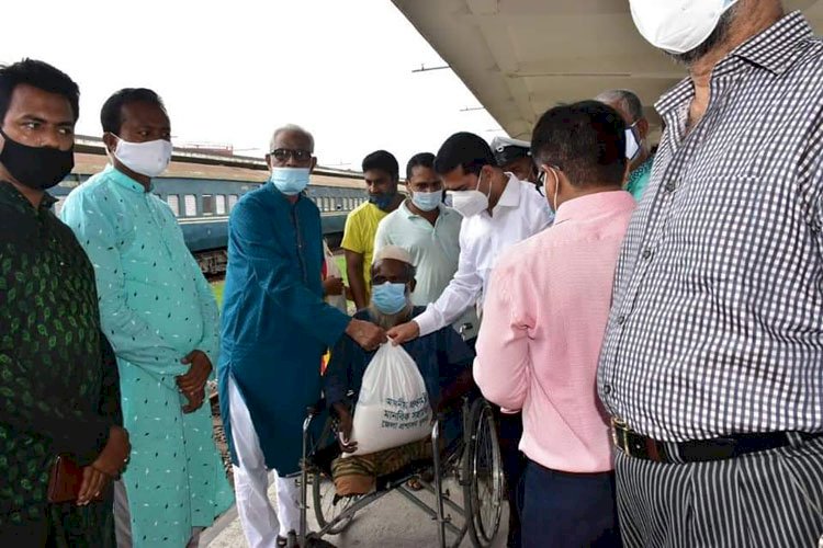 খুলনায় দরিদ্রদের মাঝে প্রধানমন্ত্রীর উপহার বিতরণ