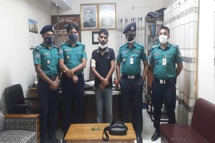 নিজেকে ব্লেড দিয়ে কেটে ছিনতাই নাটক