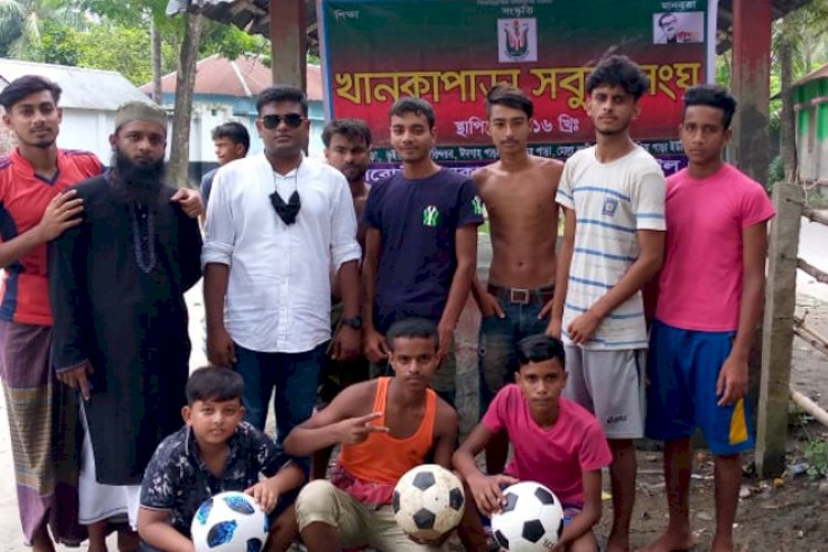 কালিয়ায় যুবকদের মাঝে ক্রীড়া সামগ্রী বিতরণ