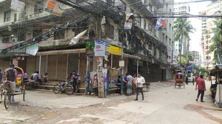 গলিতে আড্ডা, প্রধান সড়ক ফাঁকা