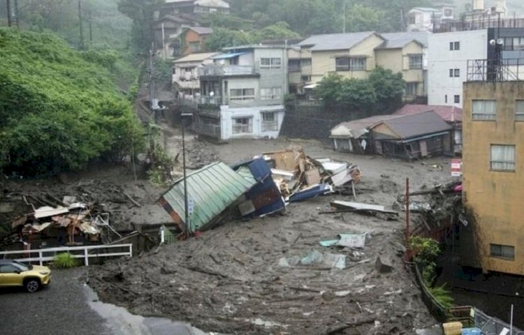 জাপানে ভূমিধস : নিখোঁজ ২০ জনের প্রাণহানির আশঙ্কা