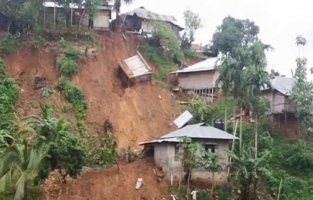 সারাদেশে ভারী বর্ষণ, পাহাড় ধসের শঙ্কা