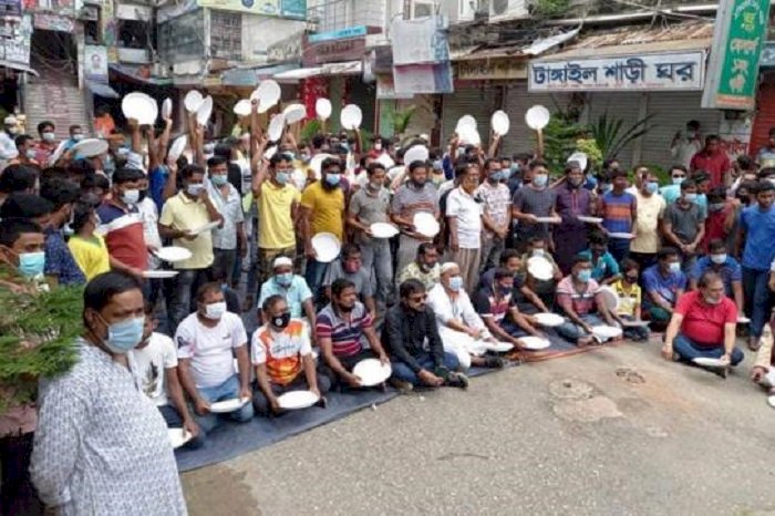 লকডাউন প্রত্যাহারের দাবিতে রাজশাহীতে থাল হাতে ব্যবসায়ীদের বিক্ষোভ