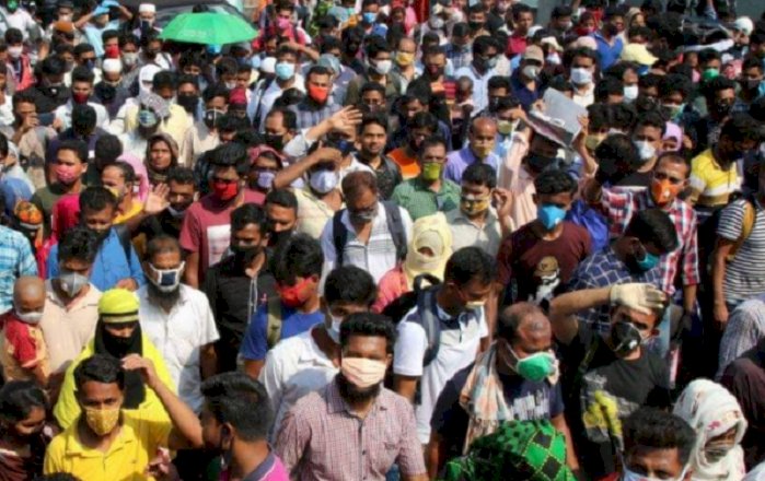 বকেয়া বেতন : ঢাকা-সিলেট মহাসড়কে পোশাক শ্রমিকদের বিক্ষোভ