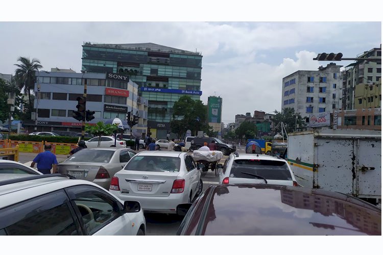 রাজধানীতে ব্যাক্তিগত গাড়ীর রাজত্ব