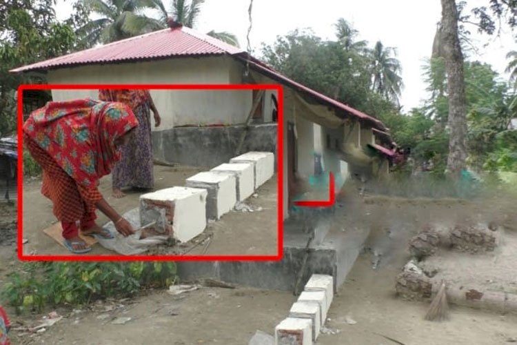 ভেঙ্গে পড়লো আশ্রয়ণ প্রকল্পের ঘরের পিলার, ফাটল ধরেছে অন্যান্য ঘরেও