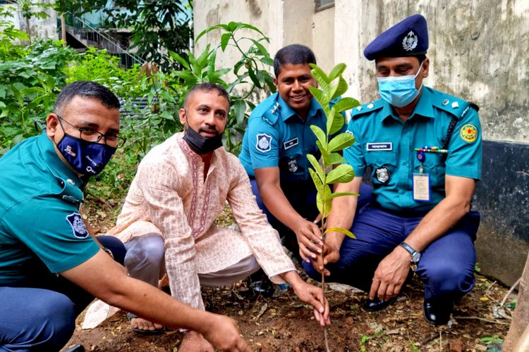 মিরপুর থানা আঙ্গিনায় বৃক্ষ রোপন