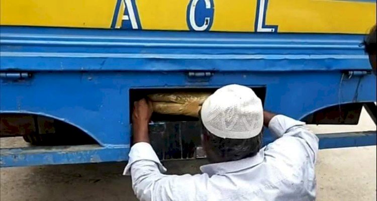 বিশেষ কায়দায় পিকআপ ভ্যানে ৫০ কেজি গাঁজা